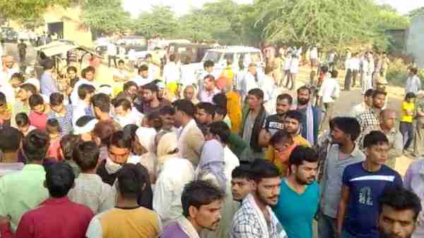 hathras: physical attack girl died family member protest in up police hathras: physical attack girl died family member protest in up police