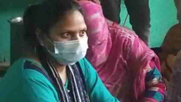 Woman who lived with Hathras victim family came in front of media Woman who lived with Hathras victim family came in front of media