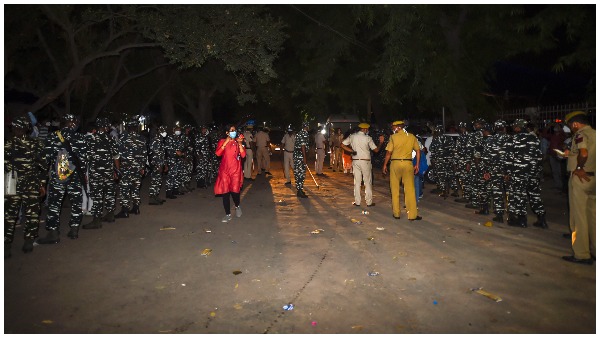 पुलिस ने सबको एक कमरे में किया बंद