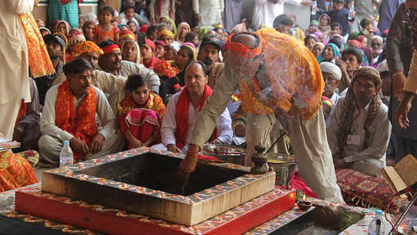 भारत से भी पहुंचते हैं यात्री