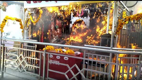 प्रतिमा व चुनरी आग में रहती है सही सलामत
