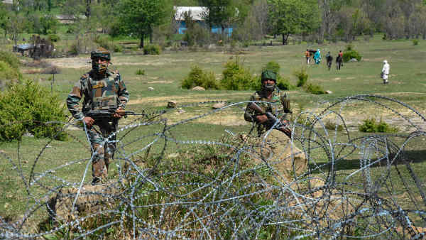 jammu kashmir, pulwama, security forces, indian army, terrorist surrendered, जम्मू कश्मीर, पुलवामा, सुरक्षाबल, आतंकी सरेंडर, भारतीय सेना jammu kashmir, pulwama, security forces, indian army, terrorist surrendered, जम्मू कश्मीर, पुलवामा, सुरक्षाबल, आतंकी सरेंडर, भारतीय सेना