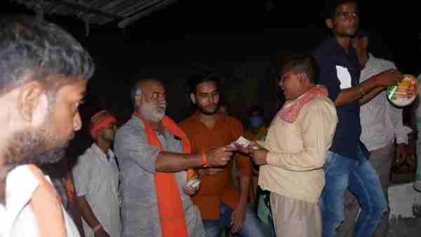 UP by-election: BJP candidate from Malhani seat Manoj Singh distributed money among voters UP by-election: BJP candidate from Malhani seat Manoj Singh distributed money among voters