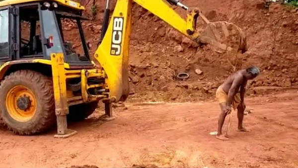 पीठ पर हुई खुजली तो शख्स ने JCB के पंजे से खुजाई, VIDEO देख यकीनन हंस पड़ेगे आप पीठ पर हुई खुजली तो शख्स ने JCB के पंजे से खुजाई, VIDEO देख यकीनन हंस पड़ेगे आप