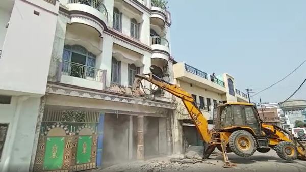 atiq ahmed close aide julfikar illegal property demolished in prayagraj atiq ahmed close aide julfikar illegal property demolished in prayagraj