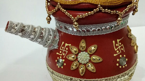 Karwa Chauth 2020: करवा चौथ की पूजा में मिट्टी का करवा ही लेना उचित Karwa Chauth 2020: करवा चौथ की पूजा में मिट्टी का करवा ही लेना उचित