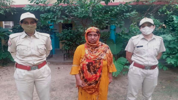 मुम्बई काटती है फरारी