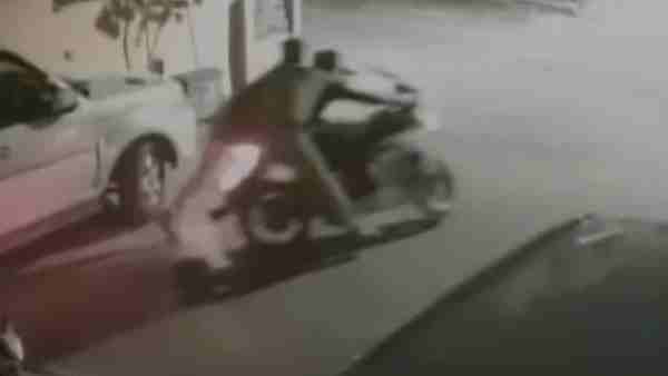पुलिस कर्मियों को देख हड़बड़ा गया था चोर