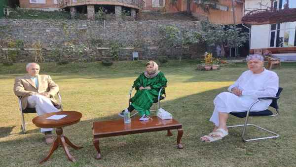 J&K: Farooq and Omar Abdullah meet PDP Chief Mehbooba Mufti, signs of new political equation! J&K: Farooq and Omar Abdullah meet PDP Chief Mehbooba Mufti, signs of new political equation!