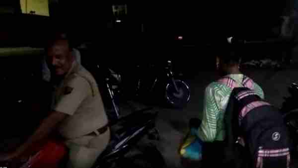 12 girls of Madhya Pradesh hostage in Hathras for three days by pretending to get work in delhi 12 girls of Madhya Pradesh hostage in Hathras for three days by pretending to get work in delhi