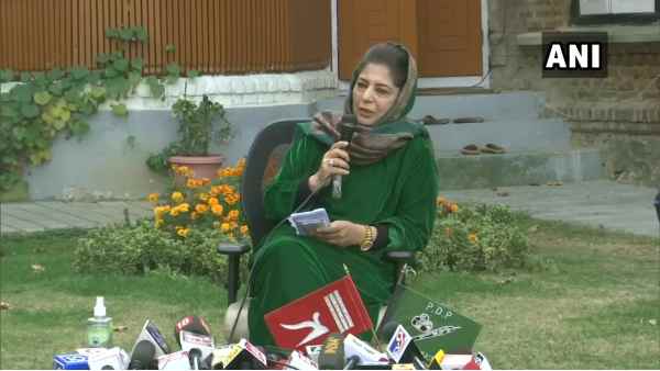 Mehbooba Muftis provocative words - When J&Ks flag is back, only then will it raise tricolor Mehbooba Muftis provocative words - When J&Ks flag is back, only then will it raise tricolor