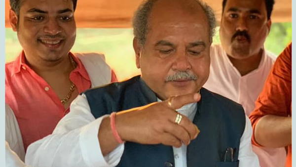 Union Minister Narendra Singh Tomar eating golgappa on roadside Union Minister Narendra Singh Tomar eating golgappa on roadside
