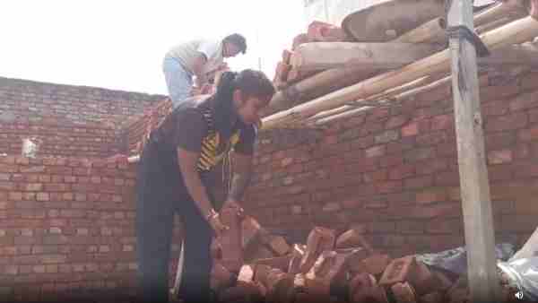 कर रही है तीरंदाजी की प्रैक्टिस