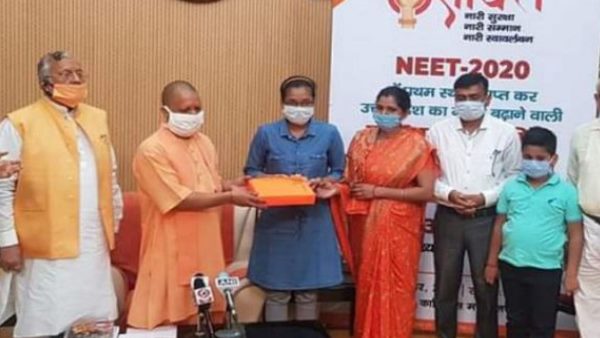 आकांक्षा की पढ़ाई का पूरा खर्च उठाएगी यूपी सरकार