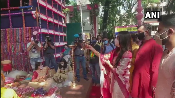 अष्टमी की सुबह सुरूचि संघ के मंडप में पुष्पांजलि देते हुए देखा गया।