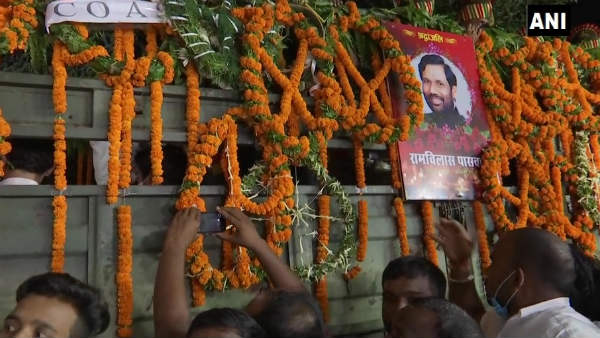 ram vilas paswan first wife reached house and crying ram vilas paswan first wife reached house and crying