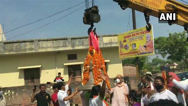 राम रथ से घंटी उतारने के लिए विशाल क्रेन का इस्तेमाल किया गया
