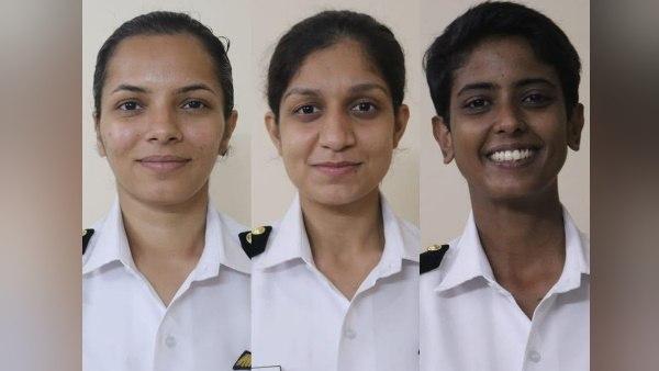 महिला पायलटों को अवार्ड प्रदान किया