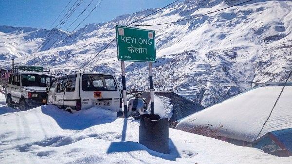 मनाली में शनिवार को खिली धूप निकली