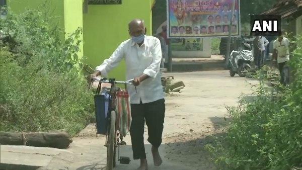 घर-घर जाकर गरीबों का इलाज कर रहे हैं