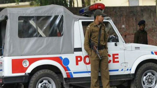 दिल्ली: चोरी के शक में थाने लाए गए शख्स की छत से गिरने से मौत, ASI सस्पेंड दिल्ली: चोरी के शक में थाने लाए गए शख्स की छत से गिरने से मौत, ASI सस्पेंड
