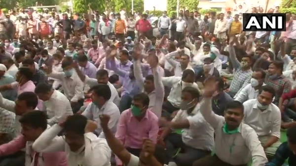 Second day power workers strike in UP, CM Yogi called meeting on issue Second day power workers strike in UP, CM Yogi called meeting on issue