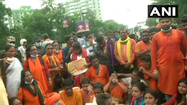 बीच सड़क बैठे विजयवर्गीय ने सीएम ममता पर लगाए गंभीर आरोप बीच सड़क बैठे विजयवर्गीय ने सीएम ममता पर लगाए गंभीर आरोप