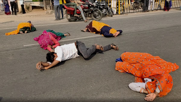 Rajasthan: old person died in a land dispute, family mourned by lying on road Rajasthan: old person died in a land dispute, family mourned by lying on road