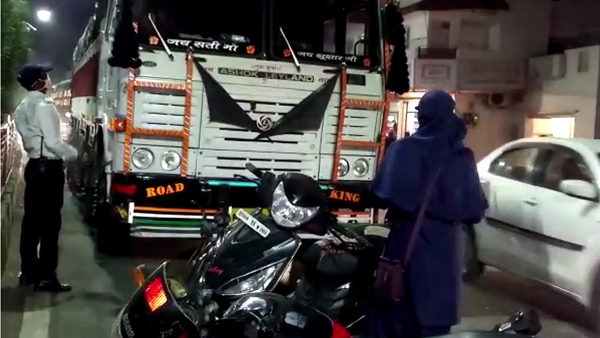 Rajasthans truck entered no entry in MP, Lady constable taught driver a lesson by Scooty Rajasthans truck entered no entry in MP, Lady constable taught driver a lesson by Scooty