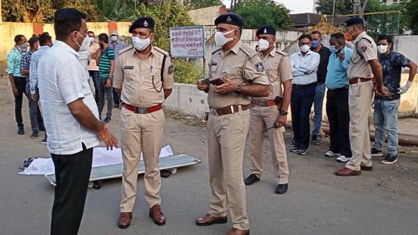 In Rajkot, a man Killed his Wife And Her Maternal Uncle, Then Sprayed Petrol With Two Children And Set It On Fire himself In Rajkot, a man Killed his Wife And Her Maternal Uncle, Then Sprayed Petrol With Two Children And Set It On Fire himself