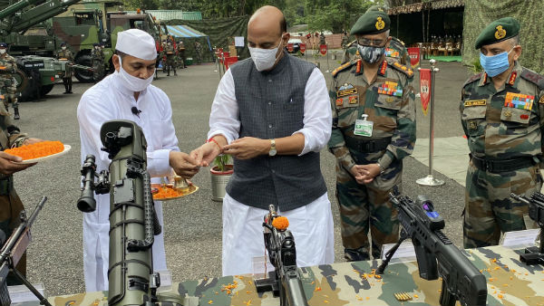 LAC के पास राजनाथ सिंह ने की शस्त्र पूजा, देखें तस्वीरें LAC के पास राजनाथ सिंह ने की शस्त्र पूजा, देखें तस्वीरें