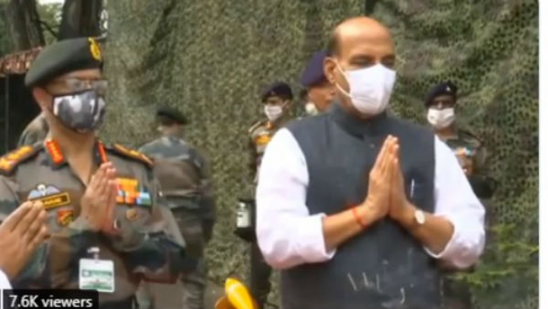 LAC के पास राजनाथ सिंह ने की शस्त्र पूजा, देखें तस्वीरें LAC के पास राजनाथ सिंह ने की शस्त्र पूजा, देखें तस्वीरें