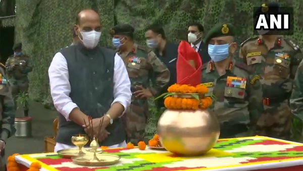 LAC के पास राजनाथ सिंह ने की शस्त्र पूजा, देखें तस्वीरें LAC के पास राजनाथ सिंह ने की शस्त्र पूजा, देखें तस्वीरें