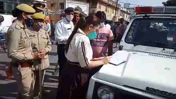 Rampur topper daughters became police officers, cut challans of vehicles Rampur topper daughters became police officers, cut challans of vehicles