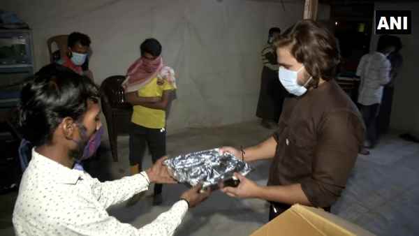 Navratri 2020: Delhis restaurant owners are distributing food among Rohingyas Navratri 2020: Delhis restaurant owners are distributing food among Rohingyas