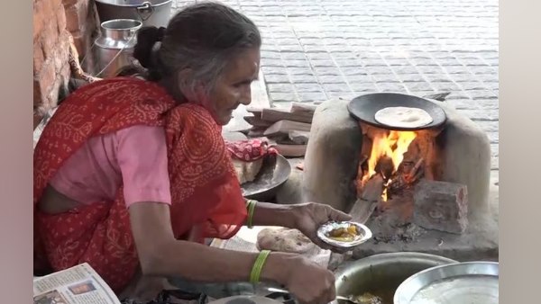 20 रुपये में लोगों को भरपेट भोजन कराती हैं अम्मा