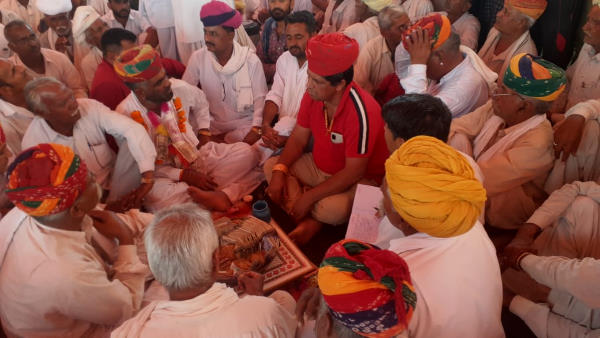 थमाया 21 लाख से भरा थाल