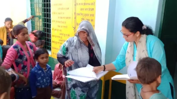 गांव के विकास के लिए छोड़ी लाखों की नौकरी