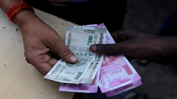 निवेशकों को फंसाने के लिए स्मार्ट और चतुर व्यक्तियों को नियुक्त किया