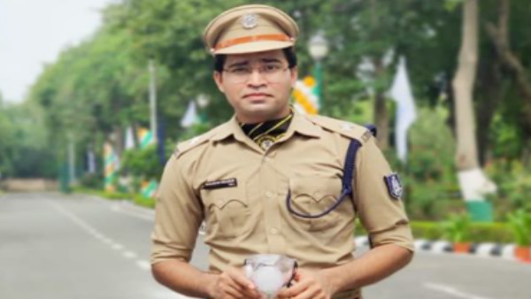 2018 बैच के हैं आईआरएस अधिकारी