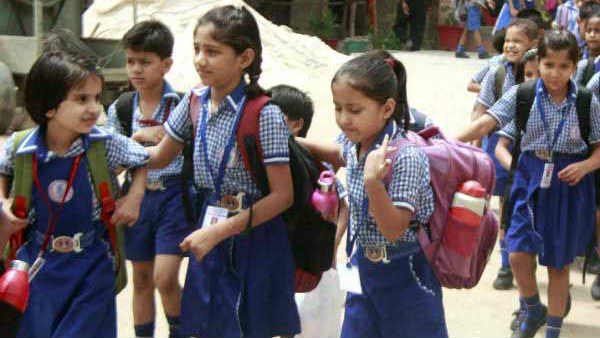 20 हजार से अधिक किताबें-स्टेशनरी बच्चों तक पहुंचा चुके हैं संदीप