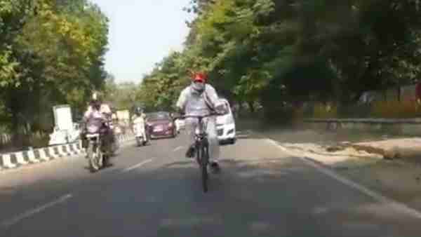 Energy Minister shrikant sharma went on cycle to inspect power sub station Energy Minister shrikant sharma went on cycle to inspect power sub station