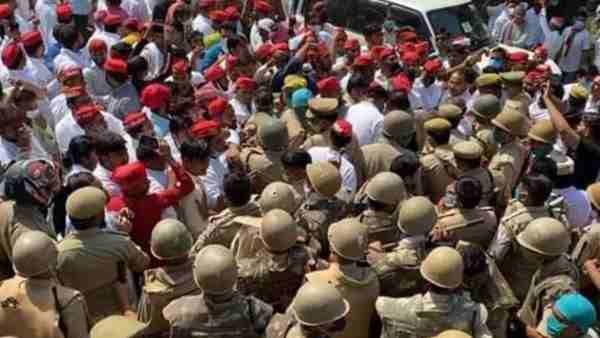 Police stopped SP delegation at Khandauli toll in Agra Police stopped SP delegation at Khandauli toll in Agra