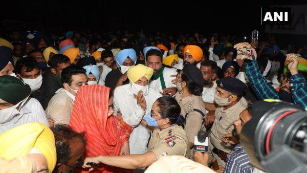 Farm bills Shiromani Akali Dal kisan march stop by police sukhbir singh badal Harsimrat Kaur detained Farm bills Shiromani Akali Dal kisan march stop by police sukhbir singh badal Harsimrat Kaur detained