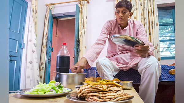 साथ फोटो खिंचाने के पैसे लेकर चलाते हैं खर्च