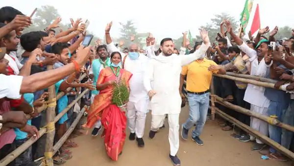 अथमलगोला प्रखण्ड के मैदान में तेजस्वी की जनसभा
