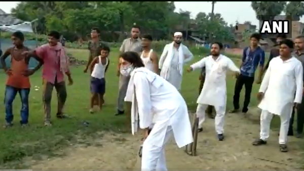 RJD leader Tej Pratap Yadav played cricket with children in Hasanpur Assembly constituency RJD leader Tej Pratap Yadav played cricket with children in Hasanpur Assembly constituency