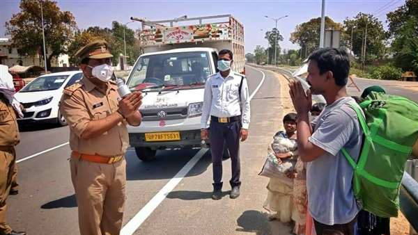 Police officer requested man to wear mask for safety from coronavirus Police officer requested man to wear mask for safety from coronavirus