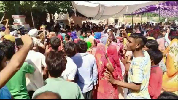 रात को शव लेकर रामपुरा पहुंचे परिजन