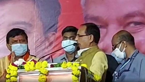 जमीन से उठाया और गले लगा लिया